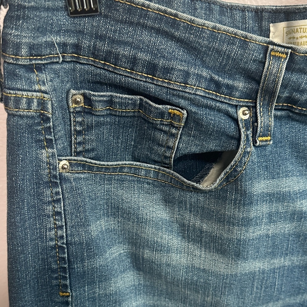 Signature by Levi Strauss Faded Blue Cropped Jeans - Picture 4 of 12